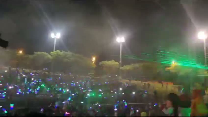 מסיבה עם סאונד ותאורה בפעולה