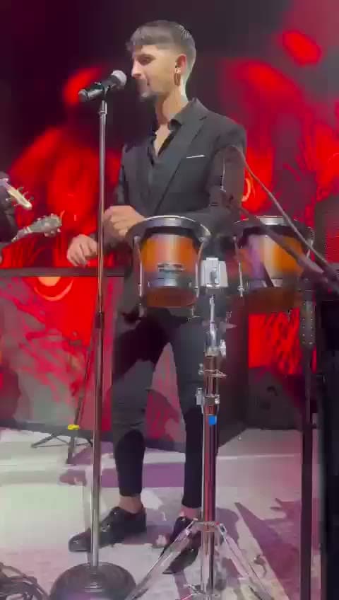 הופעה חיה עם סאונד ותאורה צבעונית על הבמה