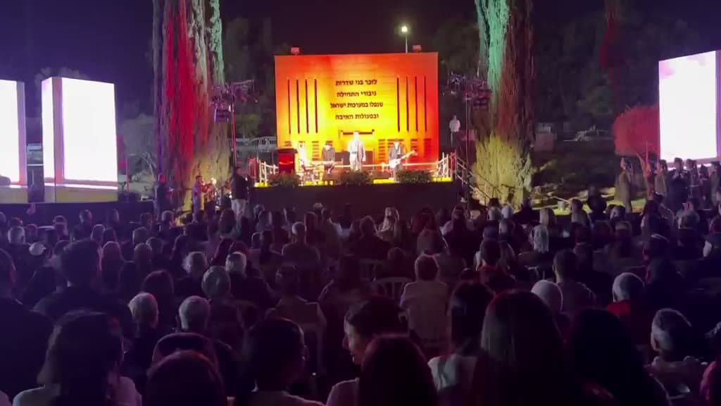 אירוע המוני בחוץ עם במה, סאונד ותאורה